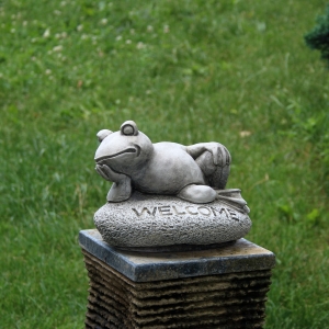 Dekorace k jezírku žába na kameni