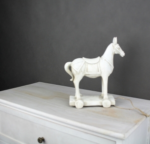 Dekorace kůň na podstavci bílý 15x14cm