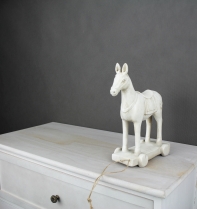 Dekorace kůň na podstavci bílý 15x14cm