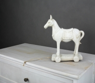 Dekorace kůň na podstavci bílý 15x14cm