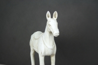 Dekorace kůň na podstavci bílý 15x14cm