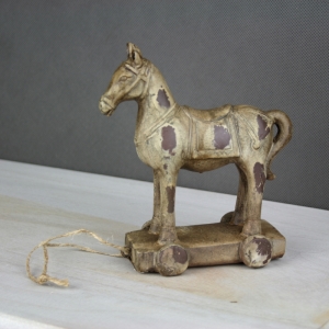 Dekorace kůň na podstavci hnědý 15x14cm