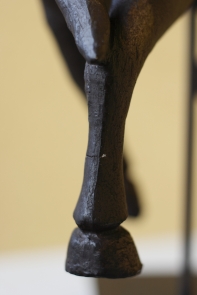 Dekorace kůň na stojánku 37cm - poškozeno