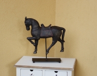 Dekorace kůň na stojánku 37cm - poškozeno