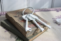 Dekorace litinové klíče bílé