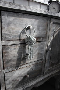 Dekorace litinové klíče bílé