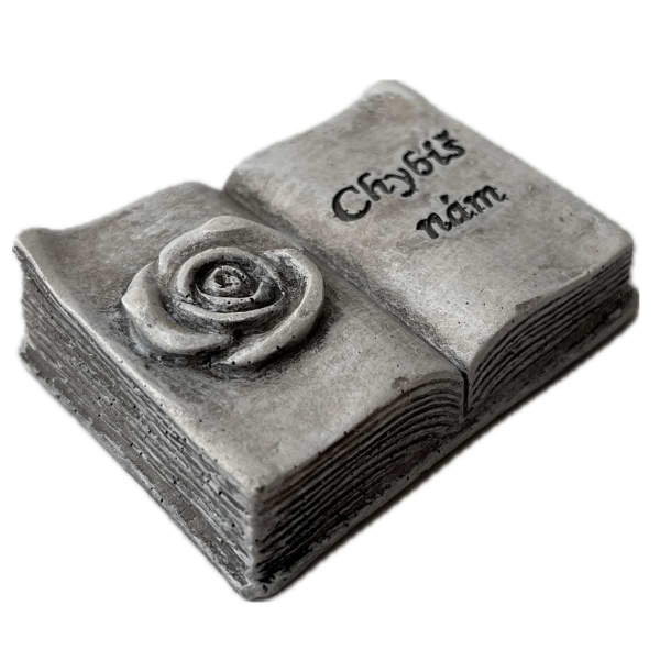 Dekorace na hrob – otevřená kniha s růží a nápisem Chybíš nám