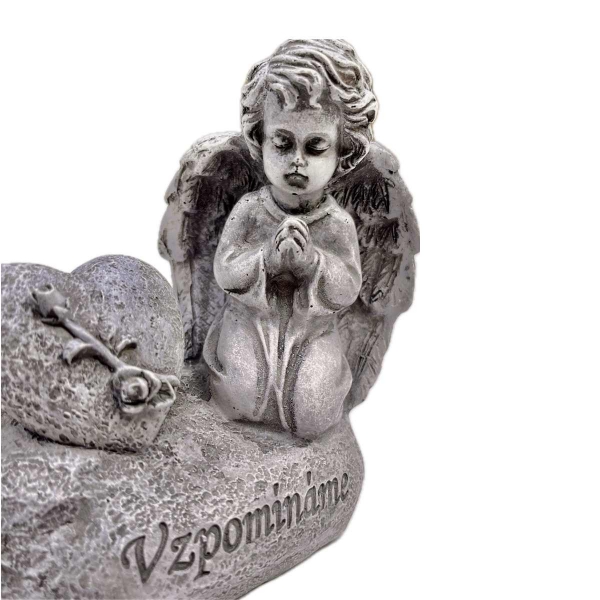 Dekorace na hrob – pietní anděl se srdcem „Vzpomínáme“ 12,5 cm
