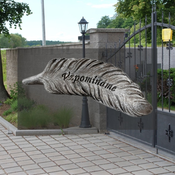 Dekorace na hrob — polyresinové pírko s nápisem Vzpomínáme