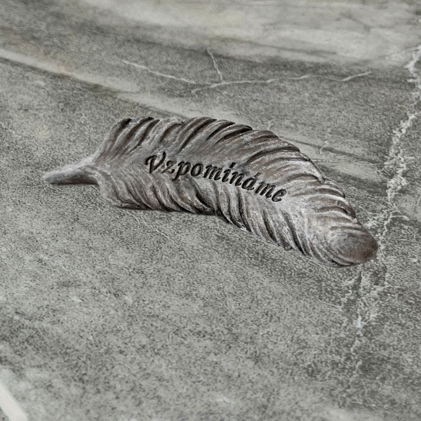 Dekorace na hrob — polyresinové pírko s nápisem Vzpomínáme