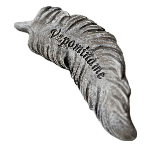 Dekorace na hrob — polyresinové pírko s nápisem Vzpomínáme