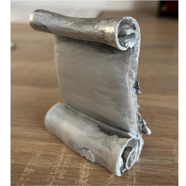 Dekorace na hrob – svitek „Chybíš nám“ s růžemi 9 cm