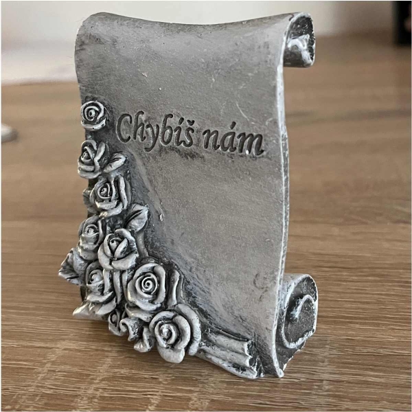 Dekorace na hrob – svitek „Chybíš nám“ s růžemi 9 cm