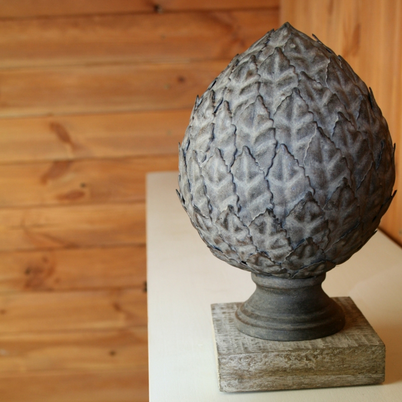 Dekorace na podstavci - artyčok 28cm