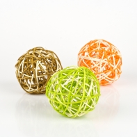 Dekorace na stůl koule ratan 8cm oranžová