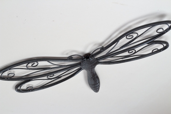 Dekorace na zeď vážka kovová tmavá 49x34cm