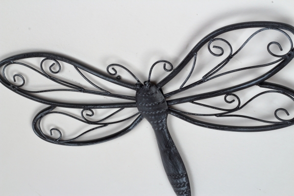 Dekorace na zeď vážka kovová tmavá 49x34cm