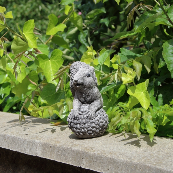 Dekorace veverka na zahradu 14x8,5x16cm