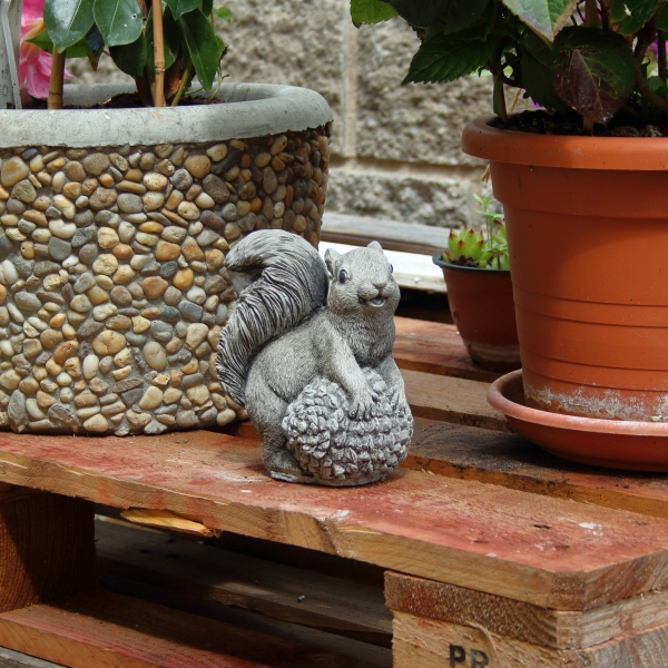 Dekorace veverka na zahradu 14x8,5x16cm