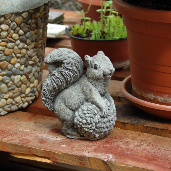 Dekorace veverka na zahradu 14x8,5x16cm