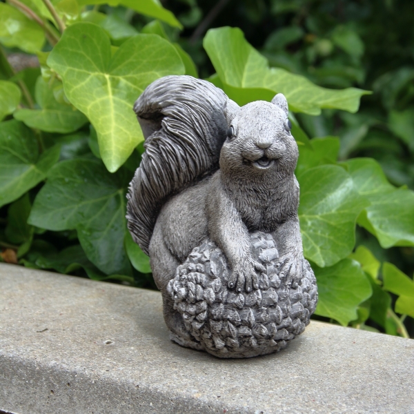 Dekorace veverka na zahradu 14x8,5x16cm