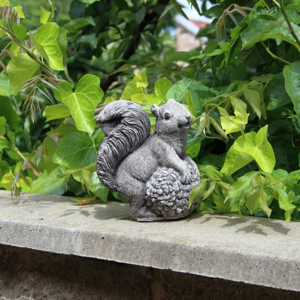 Dekorace veverka na zahradu 14x8,5x16cm