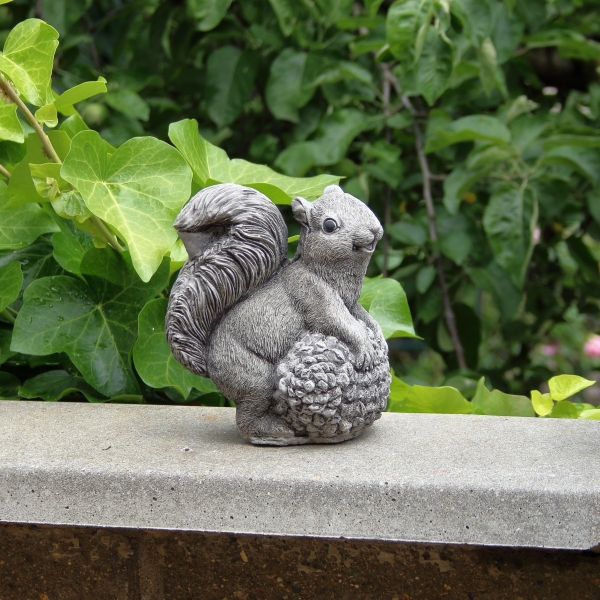 Dekorace veverka na zahradu 14x8,5x16cm