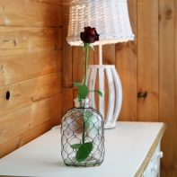 Dekorační váza sklenice s pletivem 18cm