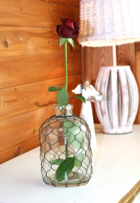 Dekorační váza sklenice s pletivem 18cm