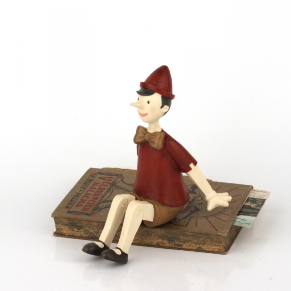 Dekorativní soška sedící Pinokio 15x11x14cm
