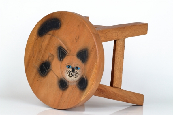 Dětská dřevěná stoličk hrající si kotě 26cm