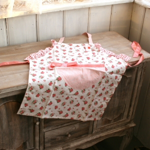 Dětská kuchyňská zástěra s růžemi 48x56cm
