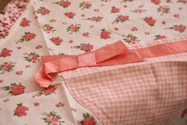 Dětská kuchyňská zástěra s růžemi 48x56cm