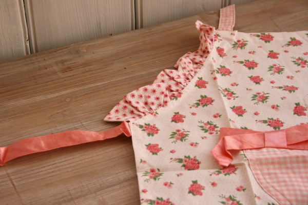 Dětská kuchyňská zástěra s růžemi 48x56cm