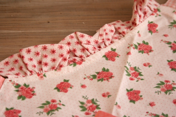 Dětská kuchyňská zástěra s růžemi 48x56cm