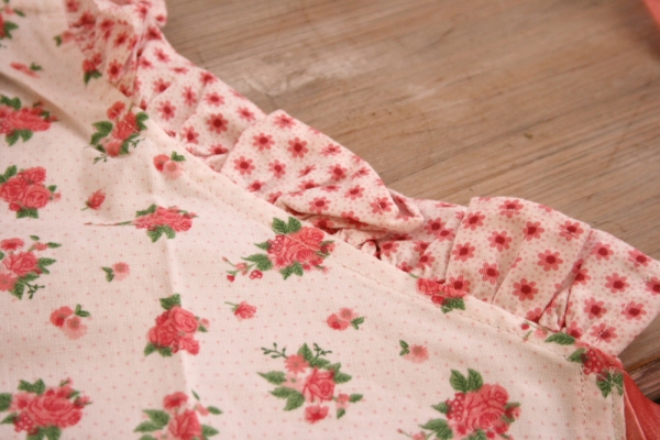 Dětská kuchyňská zástěra s růžemi 48x56cm