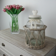 Dóza na potraviny v proutěném košíku