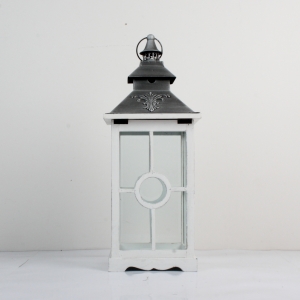 Dřevěná bílá lucerna s kovovou stříškou 57cm