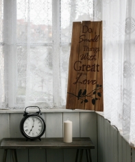 Dřevěná cedule Do small thigs with great love 81cm