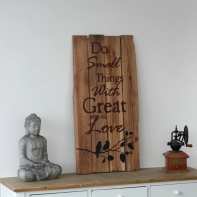 Dřevěná cedule Do small thigs with great love 81cm