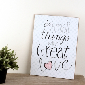 Dřevěná cedule Do small things 30x40cm