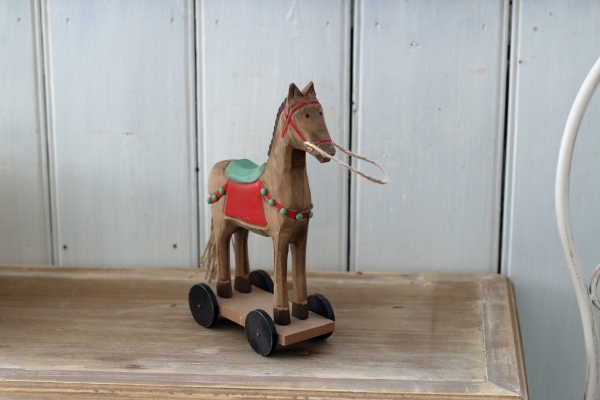 Dřevěná dekorace koník na kolečkách 25cm