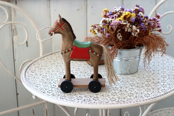 Dřevěná dekorace koník na kolečkách 25cm