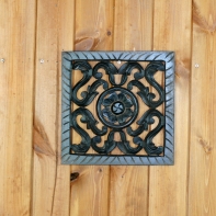 Dřevěná dekorace na stěnu - tmavé dřevo 26x26cm