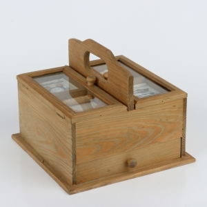 Dřevěná kazeta na šití s držadlem velká