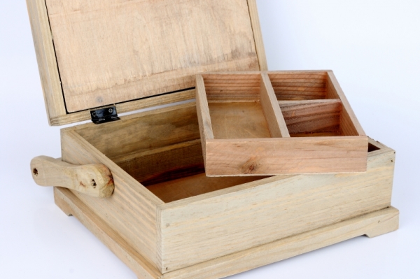 Dřevěná kazeta na šití s držadlem