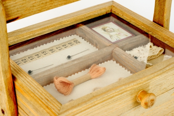 Dřevěná kazeta na šití s držadlem