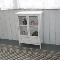 Dřevěná komoda bílá s králičím pletivem 60×89×30cm