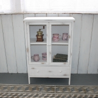 Dřevěná komoda bílá s králičím pletivem 60×89×30cm