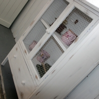 Dřevěná komoda bílá s králičím pletivem 60×89×30cm